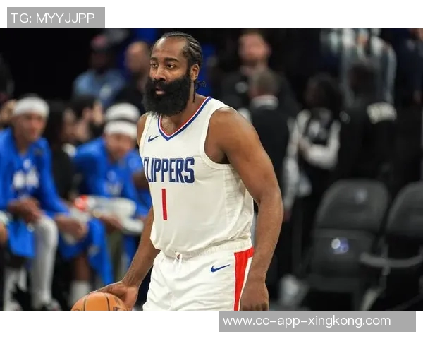 鲍威尔表现平平17分6板6助攻三分球命中率低迷引发关注