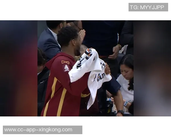 当众秀恩爱米切尔往未婚妻脸上丢毛巾后者气鼓鼓可爱噘嘴