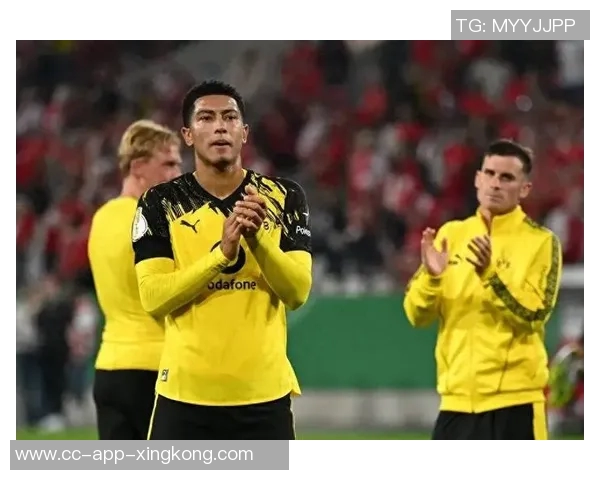 多特高层与球员赛后安慰小贝林厄姆因解围失误致拜仁进球